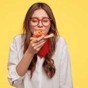 Mengulik Kepribadian dari Cara Makan Pizza, Seperti Ini Dirimu!
