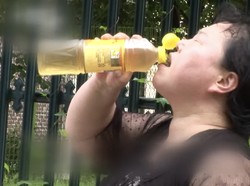 Gokil! Wanita Ini Minum Cuka Seperti Menenggak Air Putih dan Kuah Sayur