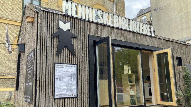 Denmark punya "Perpustakaan Manusia", di mana pengunjung dapat "meminjam" seseorang untuk mendengarkan kisah hidupnya.