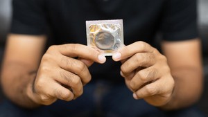 Buang Jauh Tabu, Kenapa Harus Malu-malu Pakai Kondom?