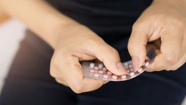 Masih ada mitos seputar kontrasepsi jenis pil KB yang kini tersebar di tengah masyarakat. Salah satunya pil KB yang dianggap bikin gemuk. Benarkah demikian?
