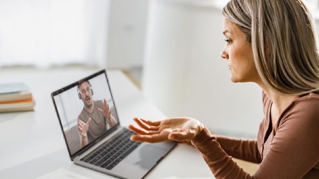 Bagi pejuang LDR, ada sebuah alat yang kemudian disebut sebagai 'kissing device' bisa mengirimkan ciuman jarak jauh yang bisa dirasakan.