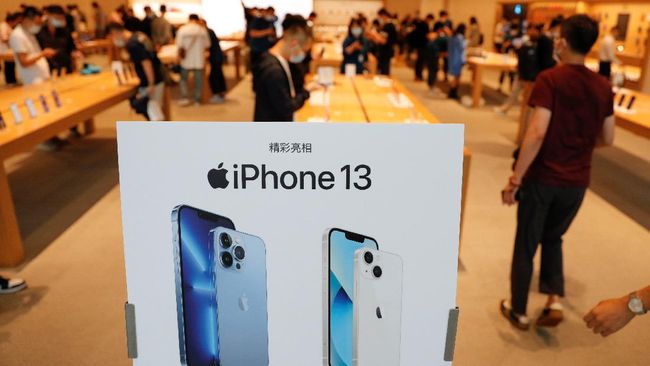 Apple berpeluang memangkas produksi iPhone 13 sebanyak 10 juta unit akibat krisis chip global.