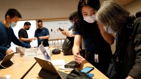 Fitur Baru Apple, Bayar Belanjaan Tanpa Sentuh Pakai iPhone