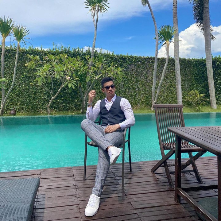 <p>Di Instagram, Bripda Mustakim gemar mengunggah potret OOTD dan aktivitasnya ketika sedang staycation. (Foto: Instagram @imustakimm)</p>