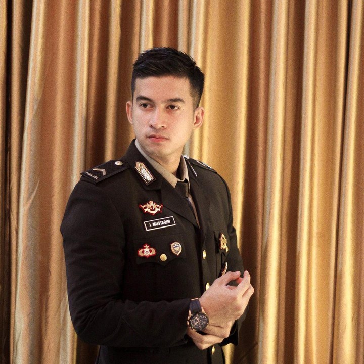 <p>Pria bernama Islam Mustakim itu merupakan seorang polisi yang berasal dari Aceh. Bripda Mustakim viral sampai banyak diundang ke stasiun TV. (Foto: Instagram @imustakimm)</p>