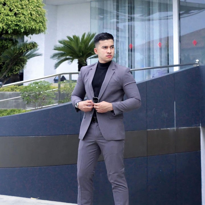 <p>Deretan potret OOTD Bripda Mustakim tak pernah gagal menuai pujian. Ia terlihat sangat tampan ketika memakai setelan jas formal, Bunda. (Foto: Instagram @imustakimm)</p>