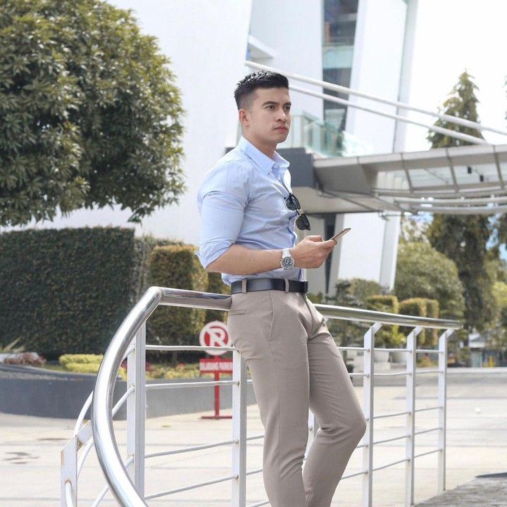 <p>Di kesehariannya, tak banyak yang menyangka Islam Mustakim merupakan seorang polisi. Sebab, ia lebih terlihat seperti seorang model, Bunda. (Foto: Instagram @imustakimm)</p>