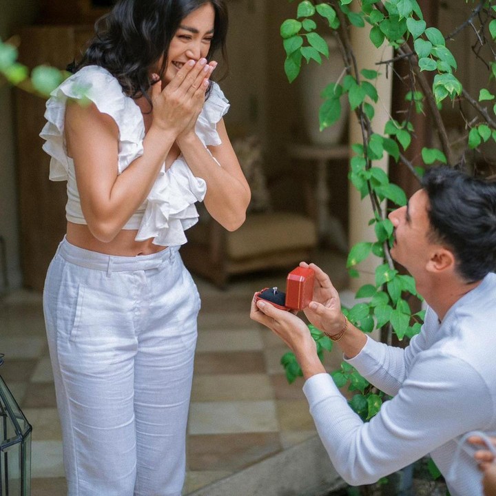 <p>Jessica Iskandar akhirnya melabuhkan hatinya lagi kembali pada seorang pria. Belum lama ini, ia dilamar oleh sang kekasih, Vincent Verhaag. (Foto: Instagram @inijedar)</p>