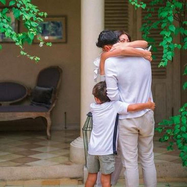 <p>Momen tersebut berlangsung dengan manis, lho. Bahkan pria dengan nama lengkap Vincent Verhaag Andrianto itu melamar Jessica Iskandar di depan putranya, El Barack. (Foto: Instagram Jessica Iskandar)</p>