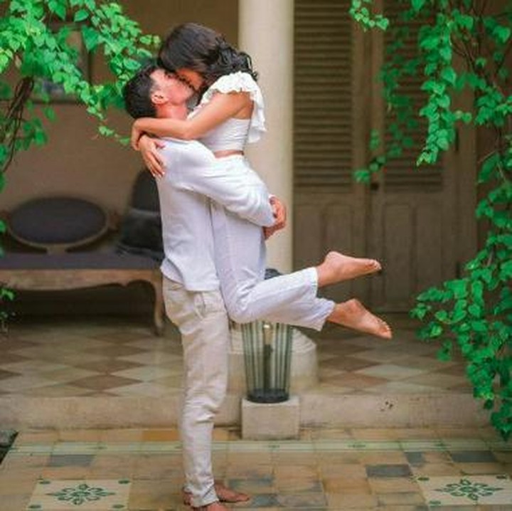 <p>Tentunya, lamaran tersebut diterima dengan bahagia oleh Jessica Iskandar. "I SAID YES! Terima kasih Tuhan sudah kirim seseorang seperti @v.andrianto ke dalam hidup kami," tulisnya, dikutip dari akun @inijedar. (Foto: Instagram Jessica Iskandar)</p>