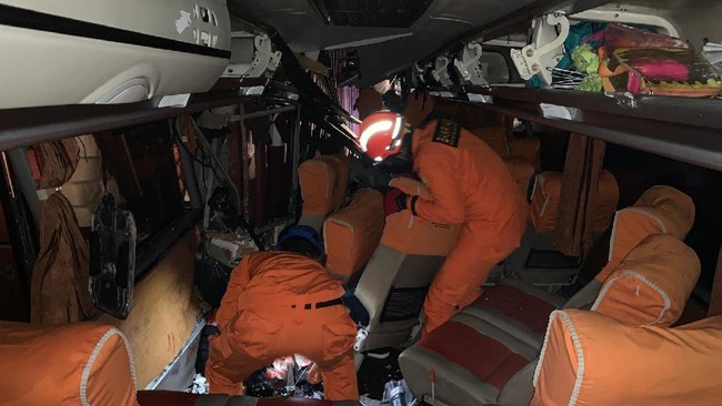Kecelakaan yang melibatkan bus AKAP dan truk kontainer di Jalan Wates-Purworejo, Kulon Progo, Jumat (24/9) dini hari, menewaskan dua orang.