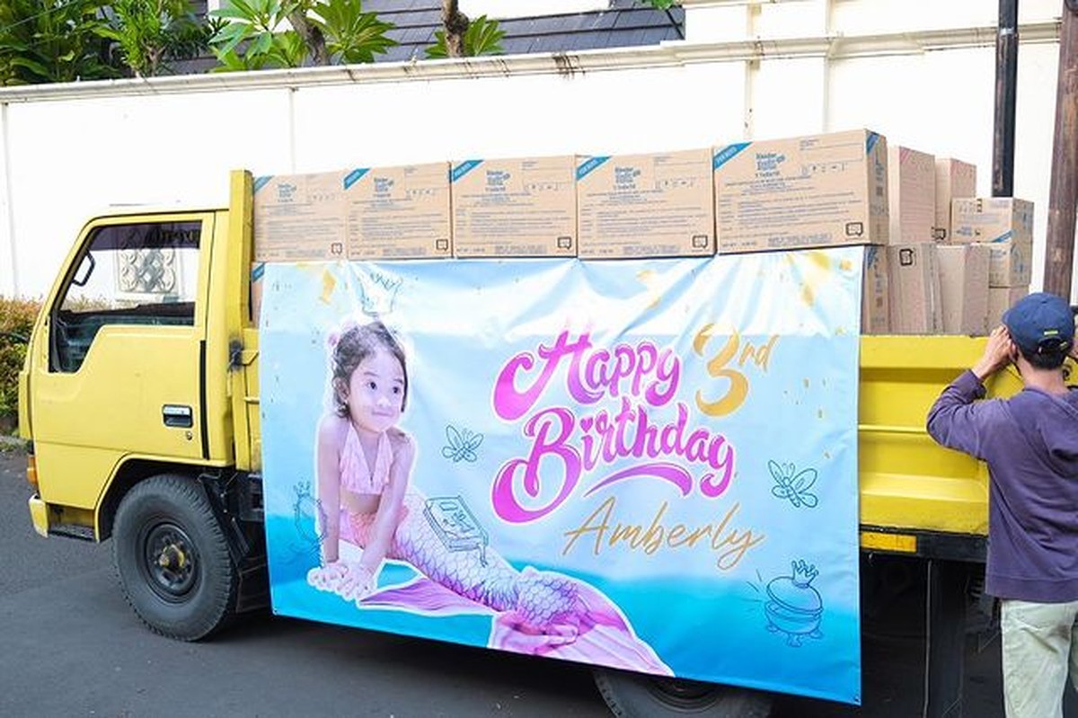 Kinder Joy Pool Party di Ulang Tahun Amberly Anak Crazy Rich Malang