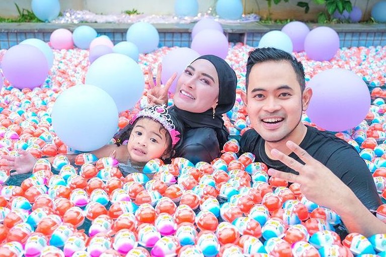 Kinder Joy Pool Party di Ulang Tahun Amberly Anak Crazy Rich Malang Kinder Joy Pool Party di Ulang Tahun Amberly Anak Crazy Rich Malang
