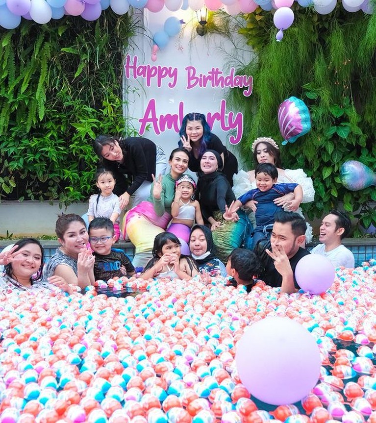 Kinder Joy Pool Party di Ulang Tahun Amberly Anak Crazy Rich Malang