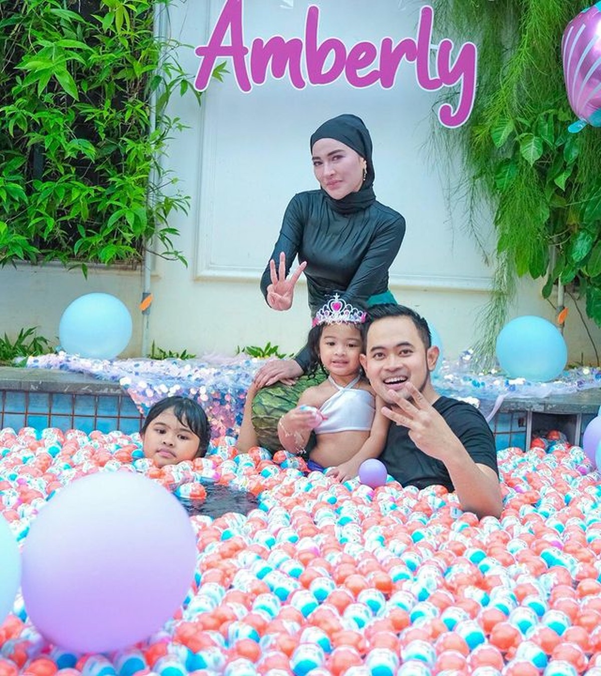 Kinder Joy Pool Party di Ulang Tahun Amberly Anak Crazy Rich Malang