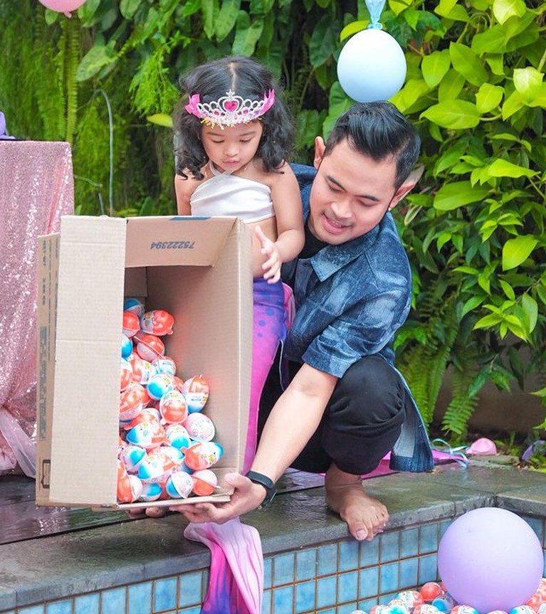 Kinder Joy Pool Party di Ulang Tahun Amberly Anak Crazy Rich Malang Kinder Joy Pool Party di Ulang Tahun Amberly Anak Crazy Rich Malang
