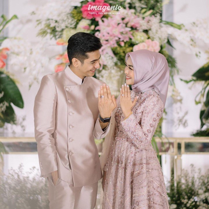 <p>Ria Ricis dan calon suaminya tampak begitu serasi nih, Bunda. Keduanya sama-sama mengenakan pakaian dengan warna blush pink. (Foto: Instagram @teukuryantr)</p>