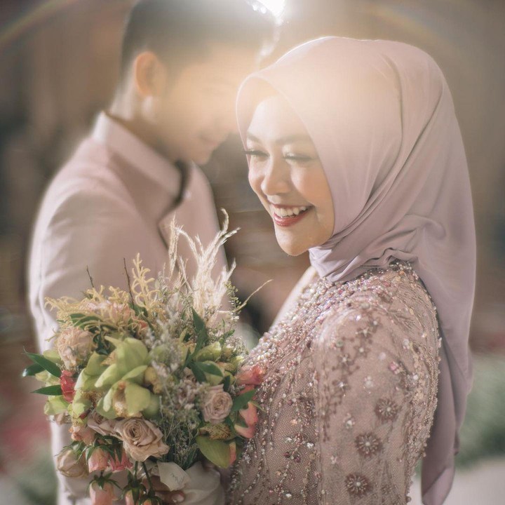 <p>Momen lamaran pasangan ini banyak dibagikan kerabat dan teman dekat di media sosial. Semuanya turut mendoakan kebahagiaan pasangan ini. (Foto: Instagram @teukuryantr)</p>