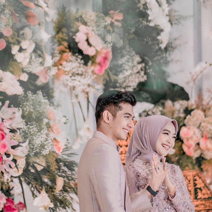 <p>Suasana semakin haru ketika Teuku Ryan mengutarakan niatnya untuk menikahi Ria Ricis. Ia meminta izin untuk menjadi pendamping hidup dan menjalani suka duka bersama. "Dengan izin orang tua dan keluarga besarku. Maukah kamu jadi calon pendampingku dan hidup bersama?" tanya Teuku Ryan. (Foto: Instagram @riaricis1795)</p>
