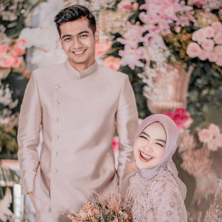 <p>Ria Ricis dan Teuku Ryan melangsungkan lamaran hari ini, Kamis (23/9/2021). Prosesi lamaran YouTuber dengan calon suaminya itu berlangsung di hotel berbintang, di bilangan Kuningan, Jakarta Selatan, Bunda. (Foto: Instagram @riaricis1795)</p>