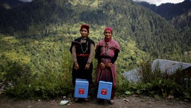 FOTO: Menapaki Tebing Demi Vaksinasi Warga Desa di Himalaya