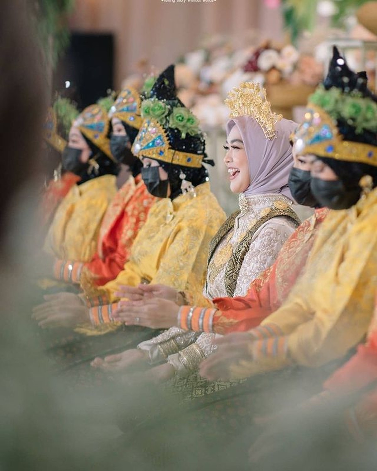 Ria Ricis menjadi sorotan saat membawakan tarian Saman dari Adat Aceh saat acara lamarannya dengan Teuku Ryan&period; Yuk intip momennya&excl;