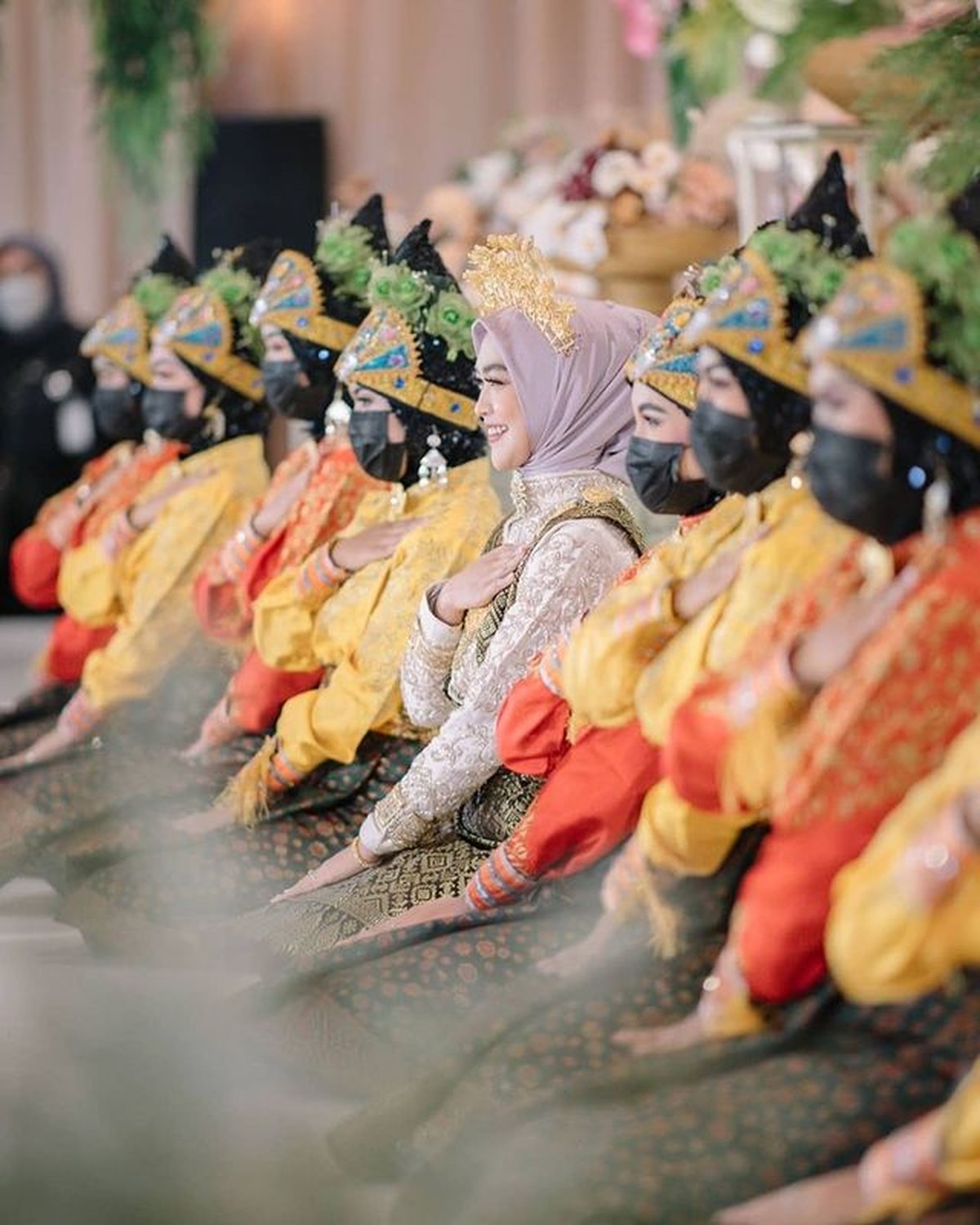 Ria Ricis menjadi sorotan saat membawakan tarian Saman dari Adat Aceh saat acara lamarannya dengan Teuku Ryan&period; Yuk intip momennya&excl;