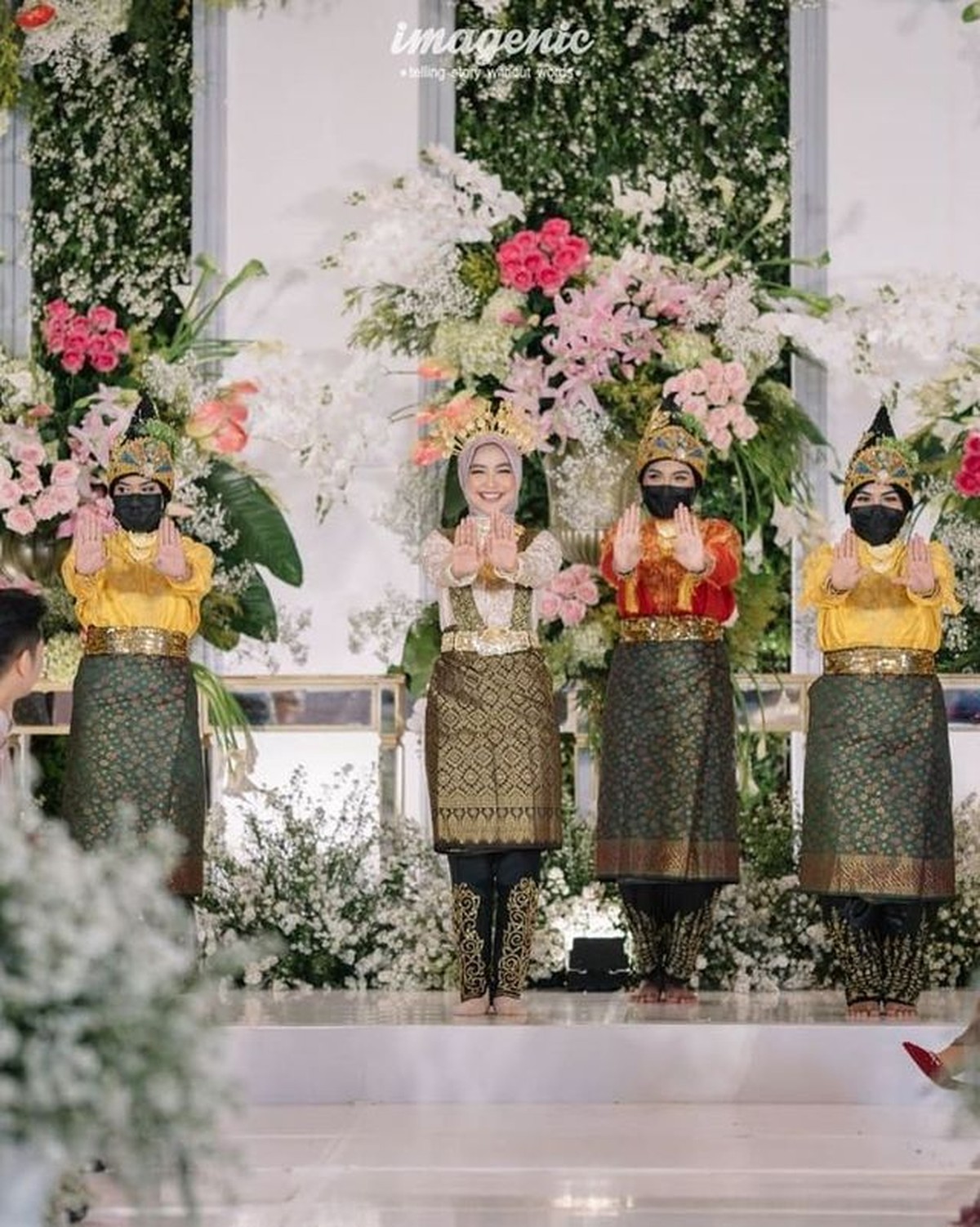 Ria Ricis menjadi sorotan saat membawakan tarian Saman dari Adat Aceh saat acara lamarannya dengan Teuku Ryan&period; Yuk intip momennya&excl;