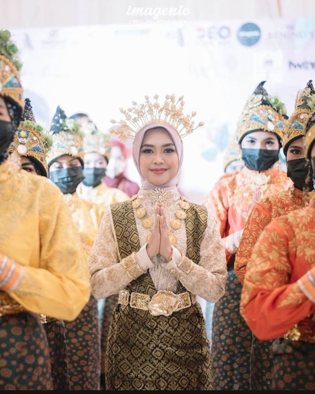 Ria Ricis menjadi sorotan saat membawakan tarian Saman dari Adat Aceh saat acara lamarannya dengan Teuku Ryan&period; Yuk intip momennya&excl;