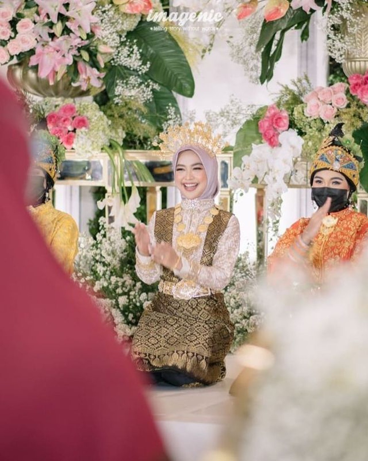 Ria Ricis menjadi sorotan saat membawakan tarian Saman dari Adat Aceh saat acara lamarannya dengan Teuku Ryan&period; Yuk intip momennya&excl;