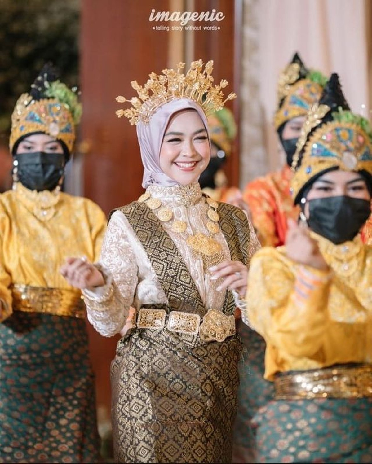 Ria Ricis menjadi sorotan saat membawakan tarian Saman dari Adat Aceh saat acara lamarannya dengan Teuku Ryan&period; Yuk intip momennya&excl;