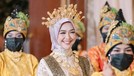 Ria Ricis menjadi sorotan saat membawakan tarian Saman dari Adat Aceh saat acara lamarannya dengan Teuku Ryan&period; Yuk intip momennya&excl;