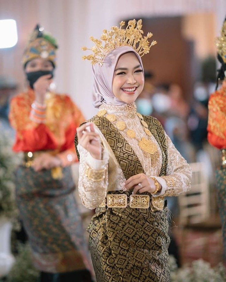 Ria Ricis menjadi sorotan saat membawakan tarian Saman dari Adat Aceh saat acara lamarannya dengan Teuku Ryan. Yuk intip momennya!