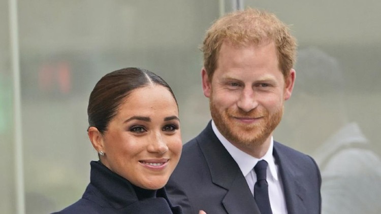 Pangeran Harry dan Meghan Markle di New York City Meghan Markle and Prince Harry pause while getting a tour of the National September 11 Memorial & Museum in New York, Thursday, Sept. 23, 2021. The Duke and Duchess of Sussex got a hawk's-eye view of New York City with a visit to the rebuilt World Trade Center's signature tower. (AP Photo/Seth Wenig)