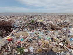 Nelayan Cirebon Sulit Melaut Gegara Pantai Disesaki Sampah