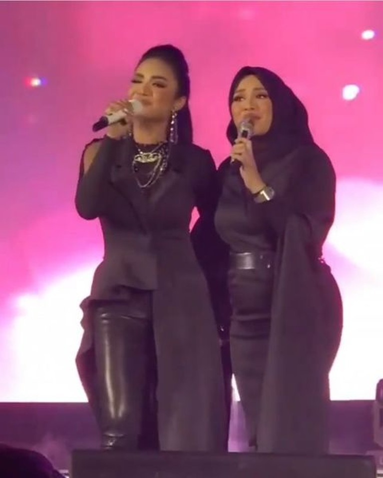 Krisdayanti dan Aurel Hermansyah tampil berduet di konser yang digelar oleh Atta Halilintar. Yuk kita intip!