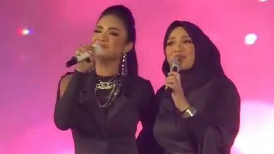Penampilan Duet Maut Krisdayanti dan Aurel Hermansyah di AHHA Konser Krisdayanti dan Aurel Hermansyah tampil berduet di konser yang digelar oleh Atta Halilintar. Yuk kita intip!