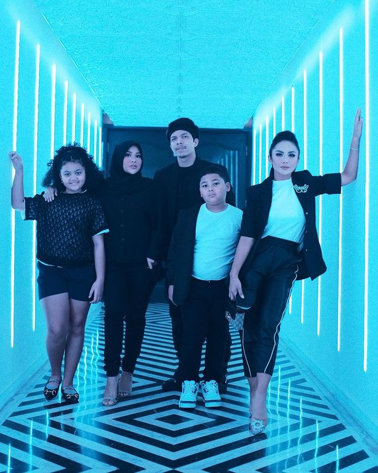 Krisdayanti dan Aurel Hermansyah tampil berduet di konser yang digelar oleh Atta Halilintar. Yuk kita intip!