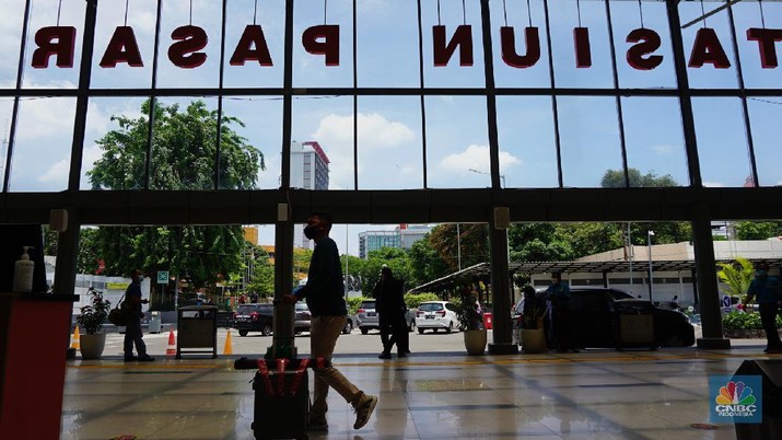 Calon penumpang kereta api melakukan pengambilan sempel rapid test antigen di Stasiun Pasar Senen, Jakarta, Jumat (24/9/2021). PT Kereta Api Indonesia (Persero) menerapkan tarif baru untuk layanan rapid test antigen di seluruh stasiun yang memiliki layanan antigen dari sebelumnya Rp 85.000 menjadi Rp 45.000 untuk setiap pemeriksaan. Tarif baru ini berlaku mulai hari ini 24 September 2021. Dengan berlakunya kebijakan tersebut juga diterapkan untuk area Daop 1 Jakarta. Adapun Stasiun yang memiliki layanan antigen seperti Gambir, Pasar Senen, Bekasi, Cikampek dan Karawang akan mulai menerapkan layanan Antigen dengan tarif 45 ribu mulai esok hari.  (CNBC Indonesia/ Tri Susilo)