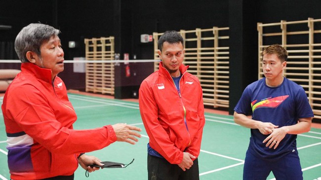 Nasi hangat, rendang, bihun, serta telur dadar menambah semangat tim Indonesia yang akan berlaga di Piala Sudirman.