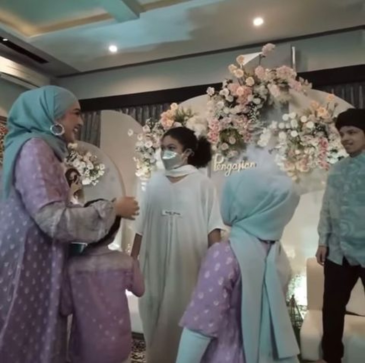 Kedua adik sambung Aurel Hermansyah&comma; Arsy dan Amora tampak dekat dan akrab&period; Yuk kita intip potret mereka&excl;