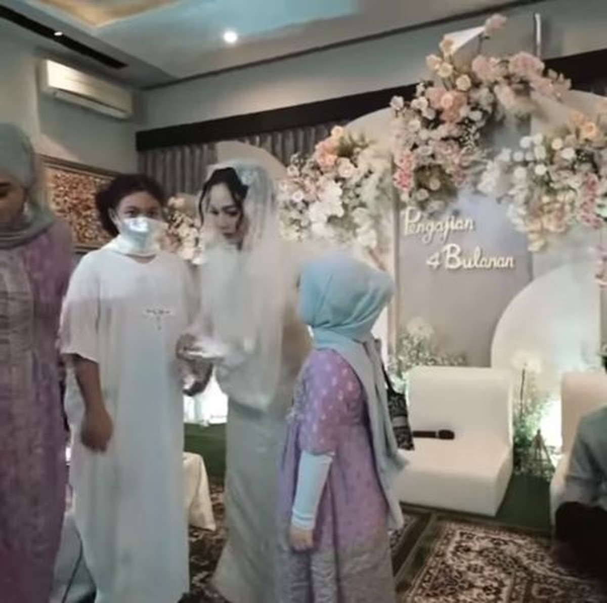 Kedua adik sambung Aurel Hermansyah&comma; Arsy dan Amora tampak dekat dan akrab&period; Yuk kita intip potret mereka&excl;