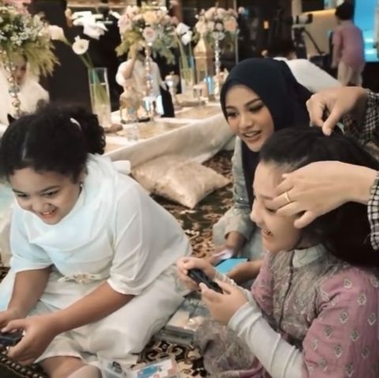 Kedua adik sambung Aurel Hermansyah, Arsy dan Amora tampak dekat dan akrab. Yuk kita intip potret mereka!