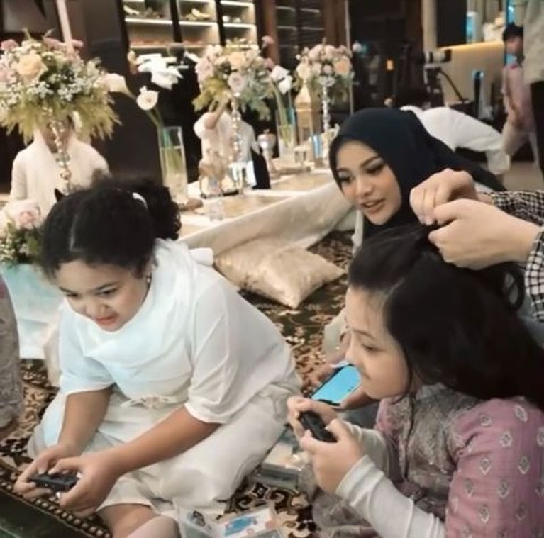 Potret Kedekatan Arsy dan Amora, Main Game hingga TikTokan Bareng Kedua adik sambung Aurel Hermansyah, Arsy dan Amora tampak dekat dan akrab. Yuk kita intip potret mereka!
