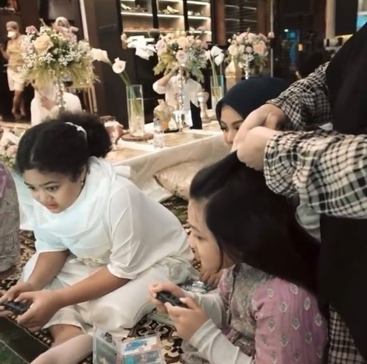 Kedua adik sambung Aurel Hermansyah&comma; Arsy dan Amora tampak dekat dan akrab&period; Yuk kita intip potret mereka&excl;