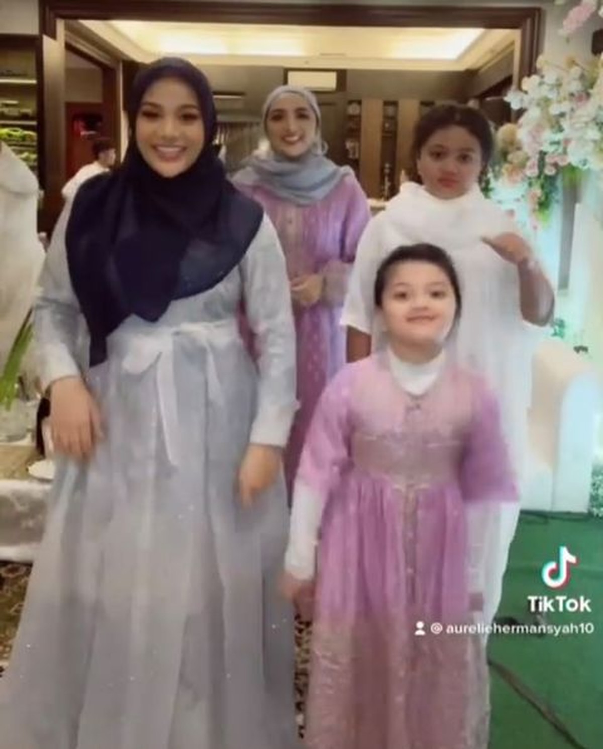 Kedua adik sambung Aurel Hermansyah&comma; Arsy dan Amora tampak dekat dan akrab&period; Yuk kita intip potret mereka&excl;