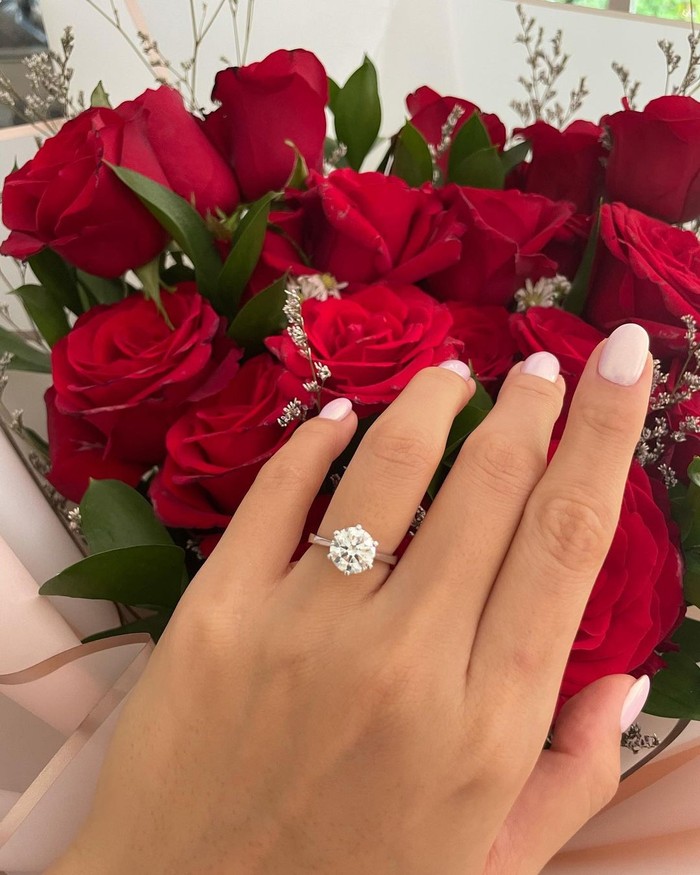 Cincin sederhanan bermatakan satu, namun terlihat mewah ini terlihat begitu cantik melingkar dalam jari manis Jedar. Di laman Instagramnya, perempuan cantik ini pun mengungkapkan perasaan bahagia yang dirasakannya. (Foto: Instagram.com/inijedar)
