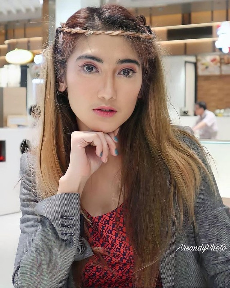 Potret Pesinetron Revi Mariska yang Dihujat Usai Komentari Lesti Kejora Pesinetron Revi Mariska mendapatkan hujatan dari masyarakat dan penggemar Lesti Kejora. Yuk kita intip potretnya!