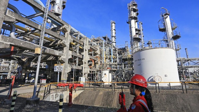 Harga minyak melemah pada perdagangan Selasa (21/11) dipicu kekhawatiran menurunnya permintaan.